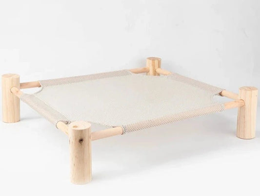 Lit pour chat en bois naturel avec toile beige suspendue et pieds ronds robustes