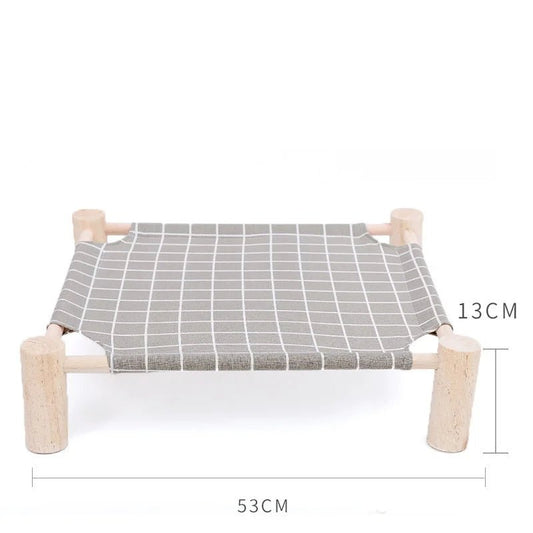 Lit pour chat en bois naturel avec surface en tissu gris à carreaux pour le confort de l'animal