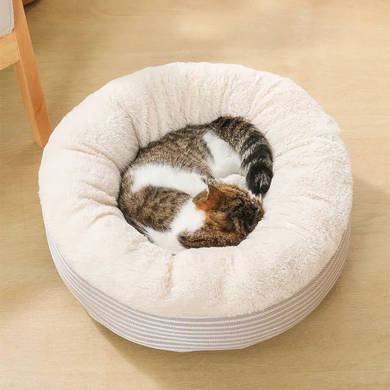 Lit pour chat doux et rembourré en beige, idéal pour le repos des félins.