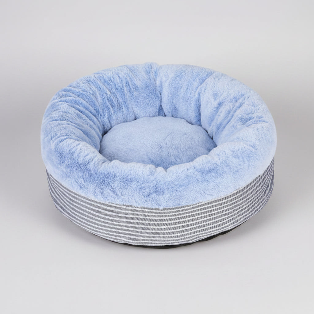 Lit pour chat moelleux en bleu avec un bord rayé gris pour le confort des félins