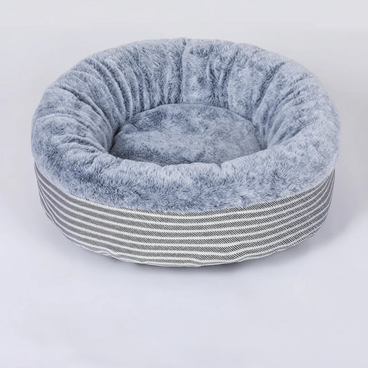 Lit pour chat rond en peluche bleu avec bord rayé pour offrir confort et soutien aux félins