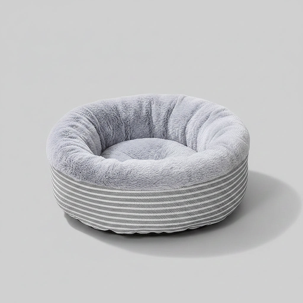 Lit pour chat rond en peluche grise avec rayures blanches, confortable et douillet pour les félins