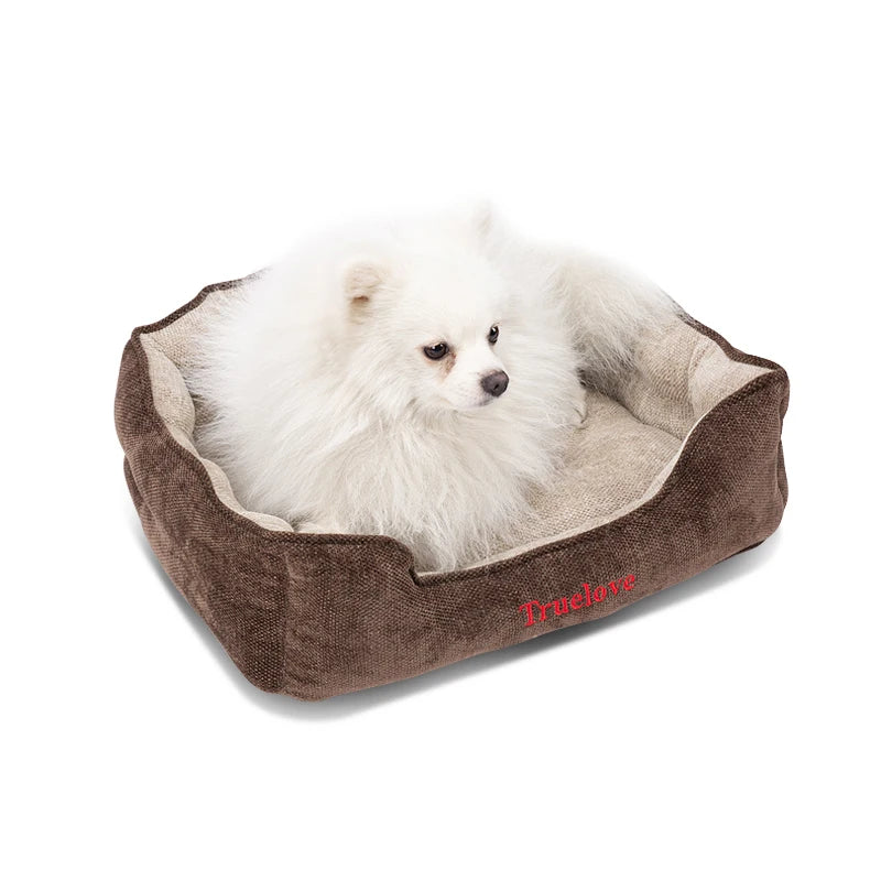 Lit pour chien très doux en velours marron avec petit chien blanc couché confortablement