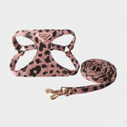 Harnais double crochet pour chien en motif léopard avec laisse assortie de la marque Oscar et Plume