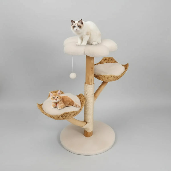 arbre à chat en bois massif Oscar et Plume avec paniers en osier coussins beiges et jouet pompon