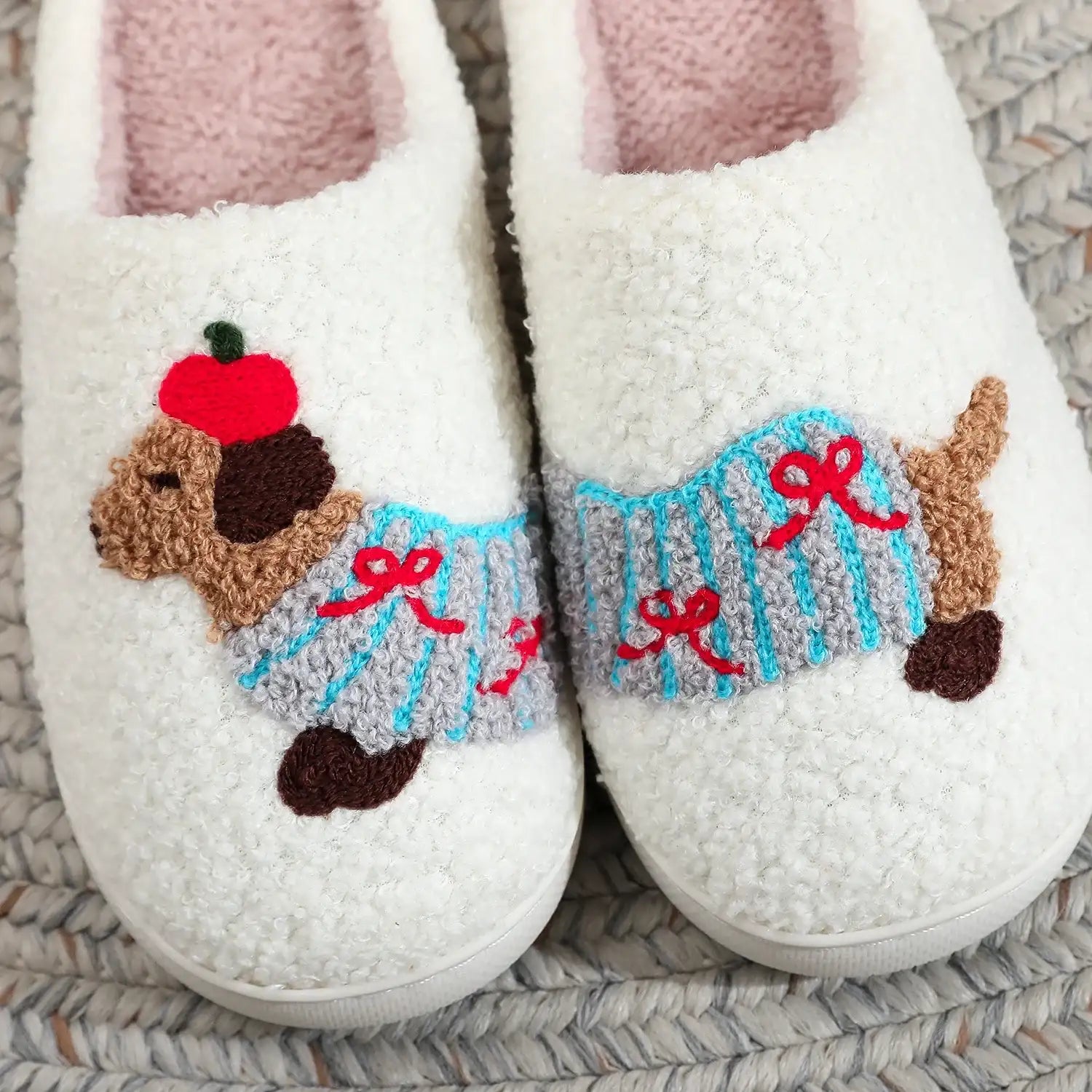 Chaussons chien teckel brodés blancs pelucheux avec teckel en pull bleu et pomme rouge