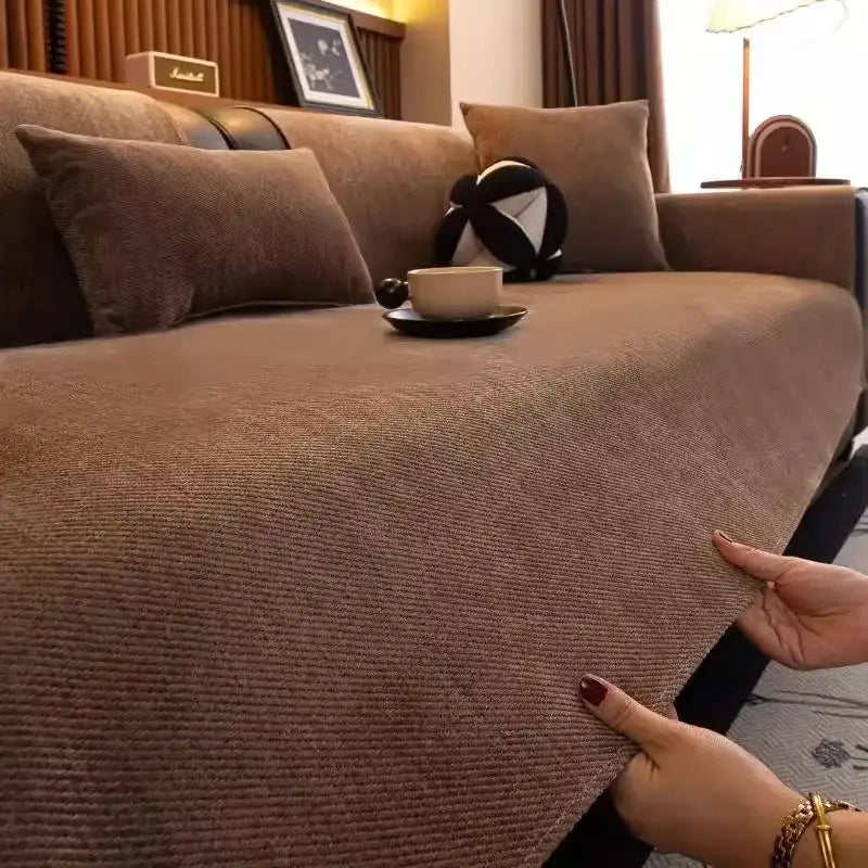 couverture de protection canapé marron texturée Oscar et Plume ajustée par des mains et coussins décoratifs