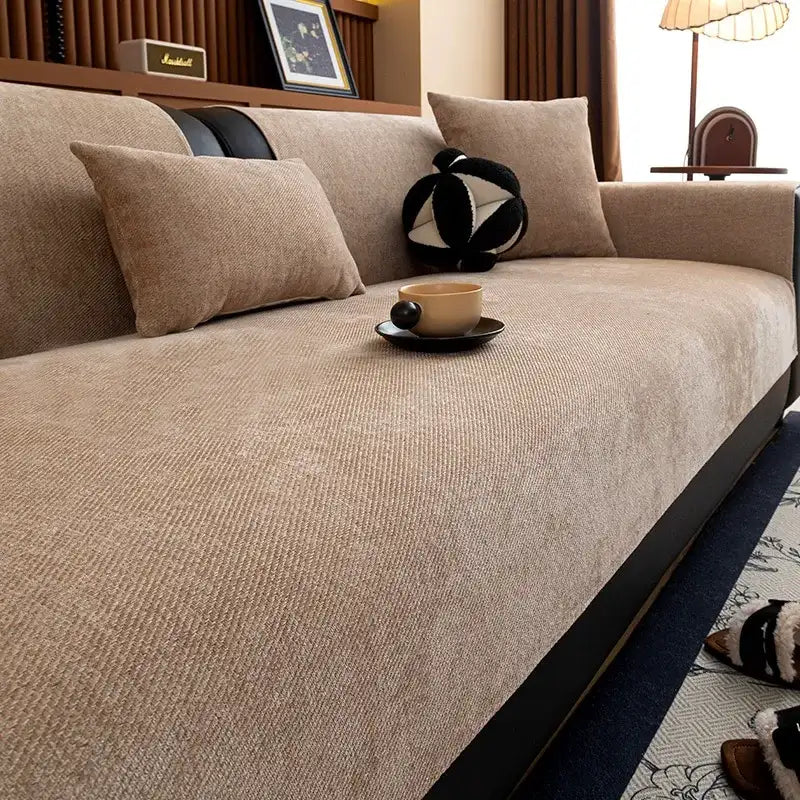 Couverture de protection canapé beige texturée Oscar et Plume sur canapé moderne avec coussins