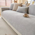 couverture de protection canapé Oscar et Plume en tissu gris clair ajustée avec coussins et tasse