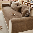 Load image into Gallery viewer, couverture de protection canapé Oscar et Plume en tissu velouté brun couvrant assise et accoudoirs avec coussins assortis et tasse
