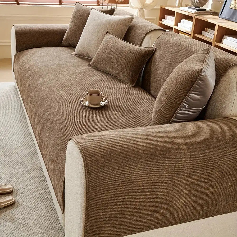 couverture de protection canapé Oscar et Plume en tissu velouté brun couvrant assise et accoudoirs avec coussins assortis et tasse