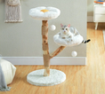 Charger l'image dans la visionneuse de la galerie, Oscar et Plume arbre à chat en bois avec deux plateformes rembourrées blanches, griffoir sisal et jouets suspendus
