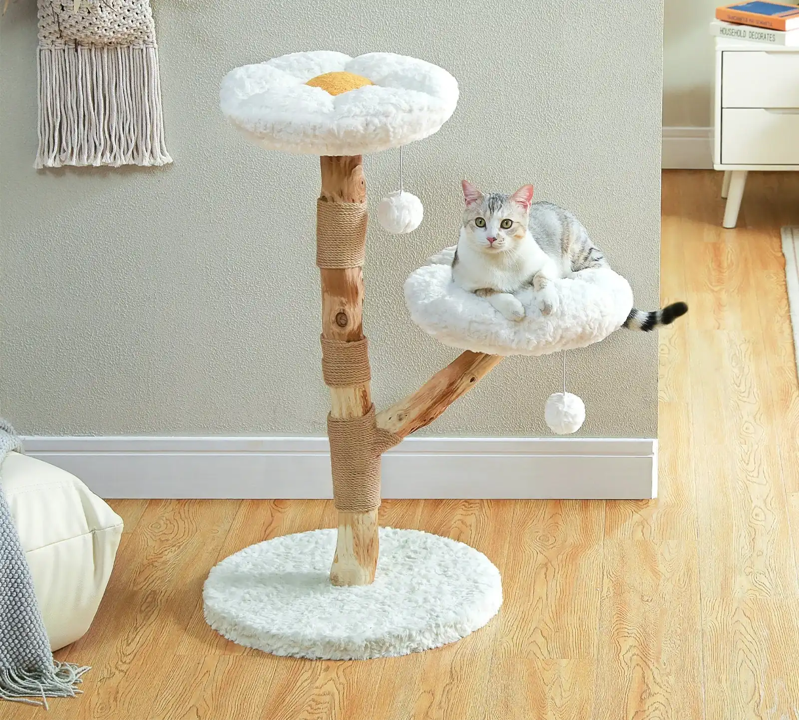 Oscar et Plume arbre à chat en bois avec deux plateformes rembourrées blanches, griffoir sisal et jouets suspendus