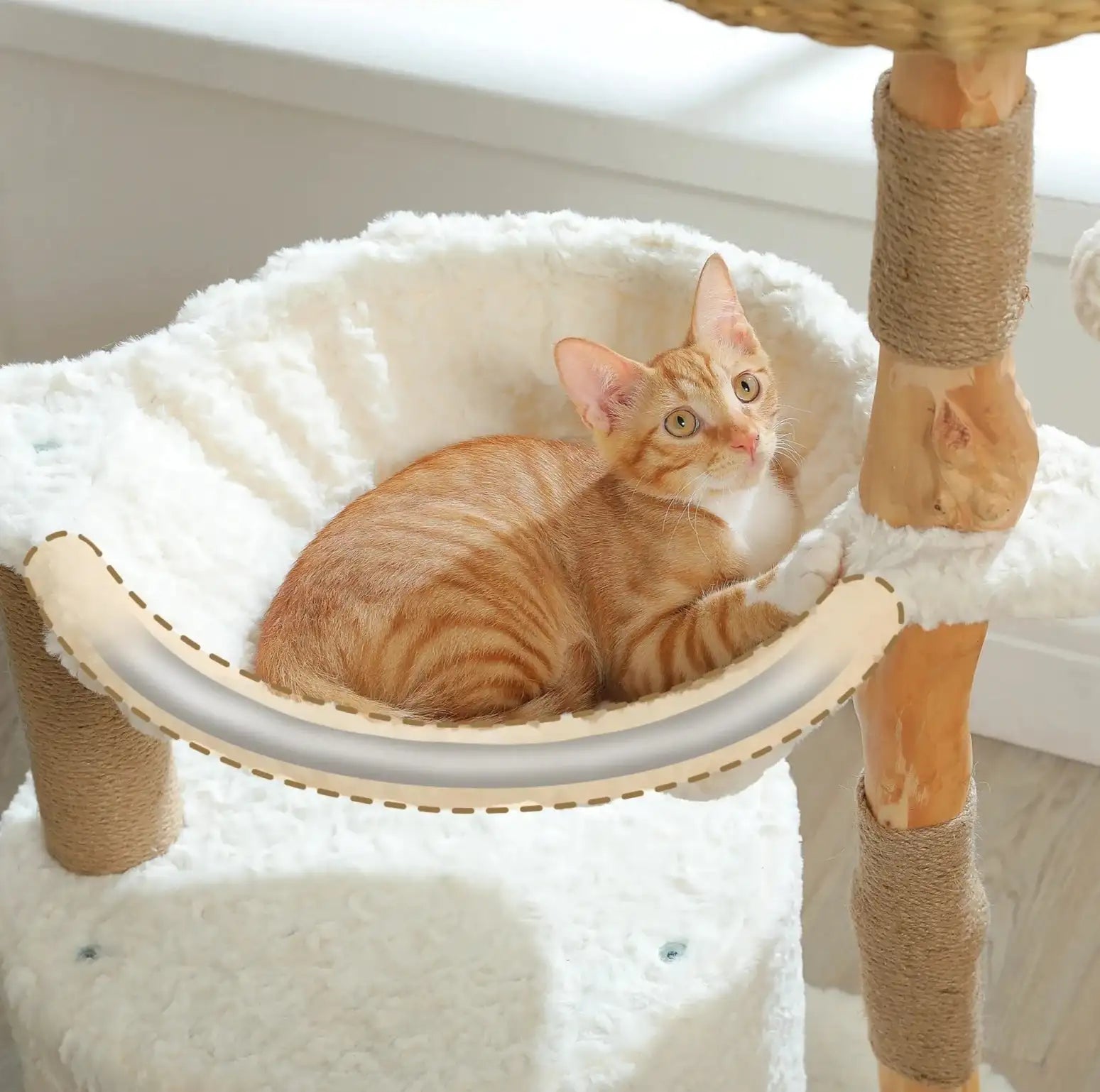 Chat roux allongé dans un hamac pelucheux blanc sur un arbre à chat en bois naturel avec poteaux en bois et cordage sisal