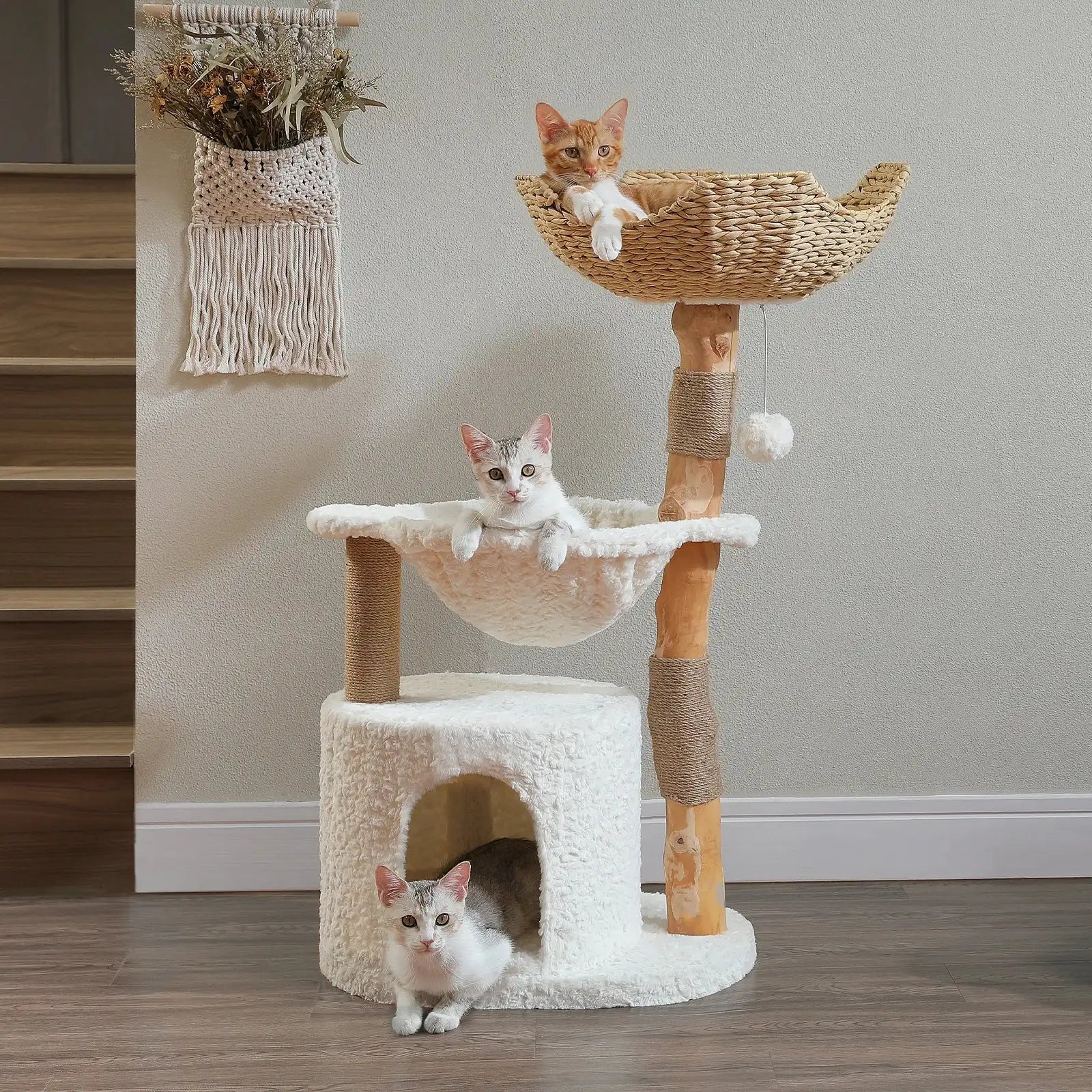 Oscar et Plume arbre à chat en bois naturel trois niveaux panier osier hamac peluche et trois chats