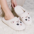 Cargar la imagen en la vista de la galería, chaussons chat pour adulte Oscar et Plume en peluche blanche avec visage de chat brodé intérieur douillet
