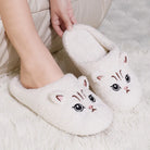 chaussons chat pour adulte Oscar et Plume en peluche blanche avec visage de chat brodé intérieur douillet
