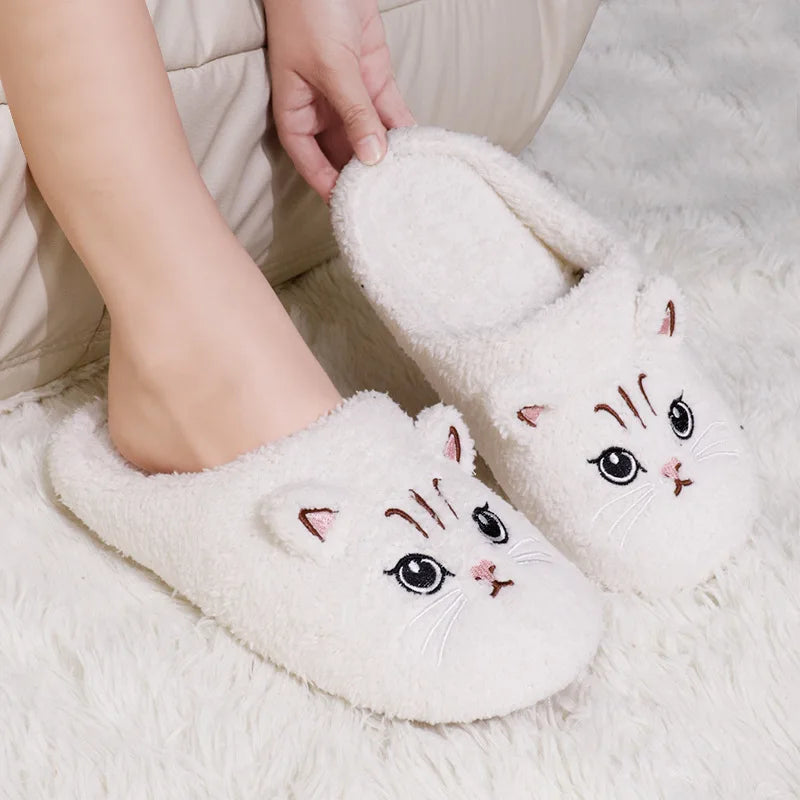 chaussons chat pour adulte Oscar et Plume en peluche blanche avec visage de chat brodé intérieur douillet