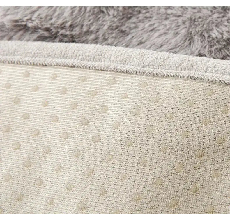Couverture de protection pour canapé Oscar et Plume en fourrure grise avec dessous antidérapant beige