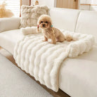 Oscar et Plume couverture de protection pour canapé en fausse fourrure beige avec petit chien caniche assis
