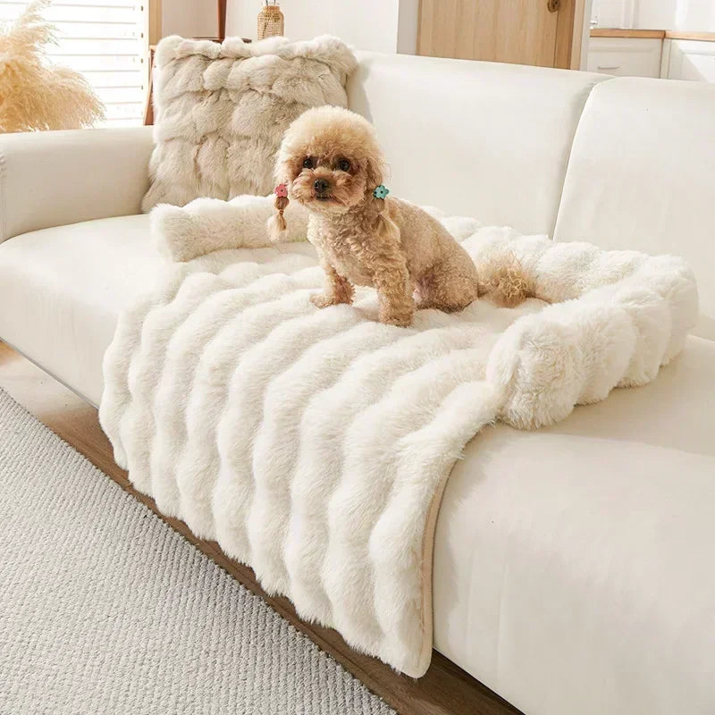Oscar et Plume couverture de protection pour canapé en fausse fourrure beige avec petit chien caniche assis