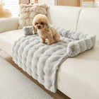 Petit caniche sur couverture grise en fausse fourrure moelleuse Oscar et Plume couverture de protection pour canapé