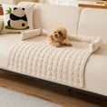 Load image into Gallery viewer, Oscar et Plume couverture de protection pour canapé matelassée beige avec bords roulés et petit chien
