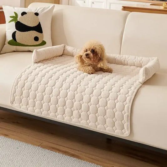 Oscar et Plume couverture de protection pour canapé matelassée beige avec bords roulés et petit chien