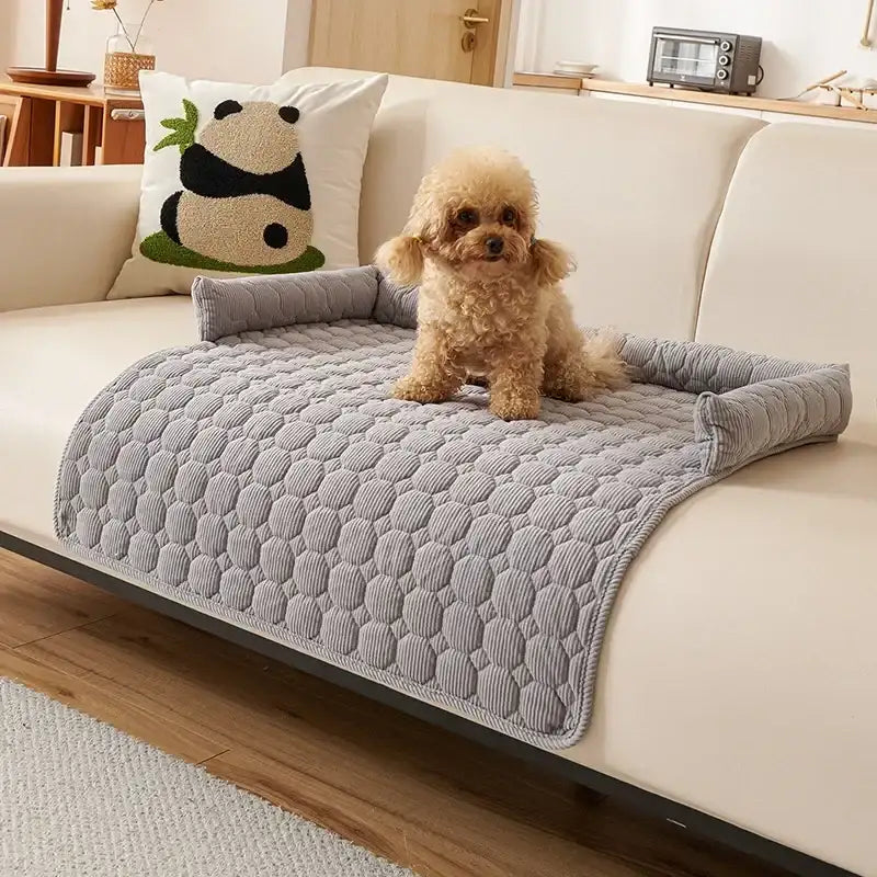 Oscar et Plume couverture de protection pour canapé matelassée grise avec bords relevés et petit chien