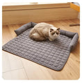 Load image into Gallery viewer, Chat sur couverture de protection pour canapé gris matelassée Oscar et Plume coussin lavable
