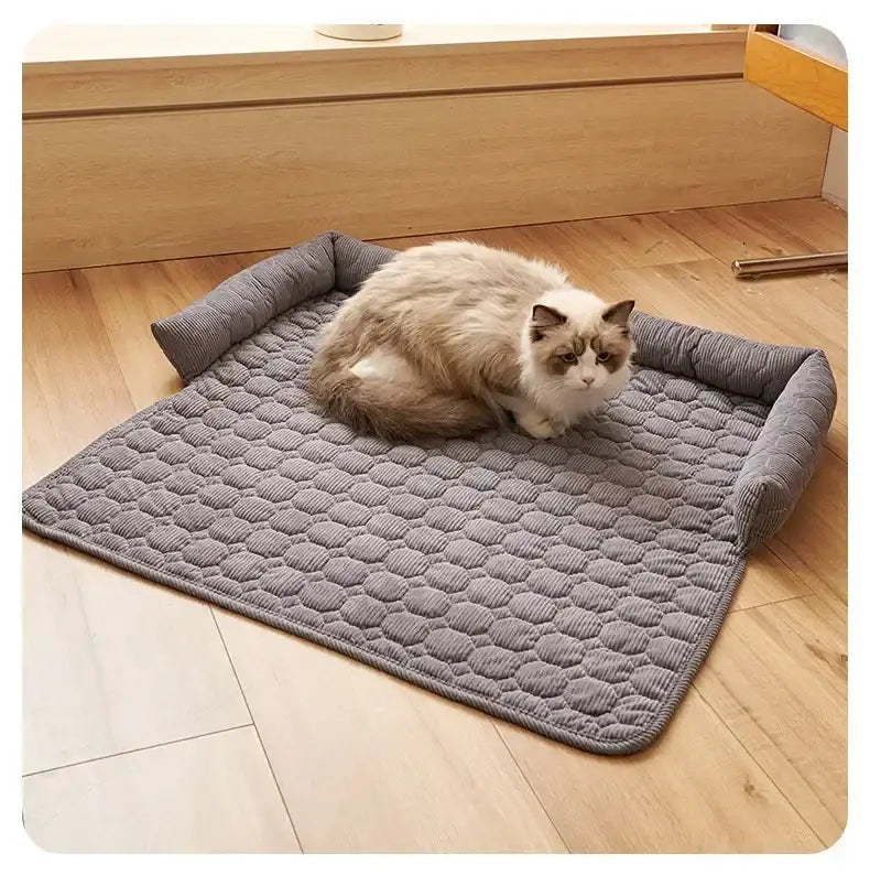Chat sur couverture de protection pour canapé gris matelassée Oscar et Plume coussin lavable