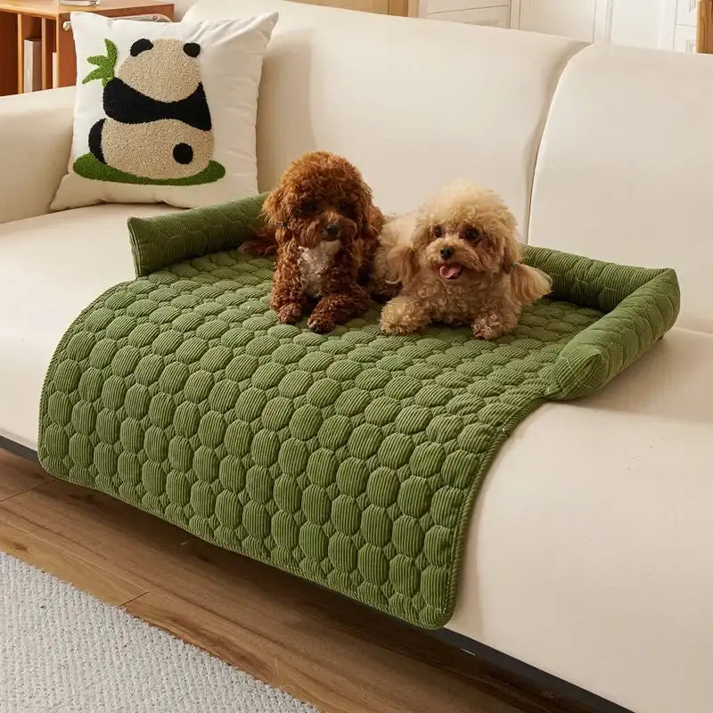 Oscar et Plume couverture de protection pour canapé matelassée verte avec bords rembourrés et deux petits chiens
