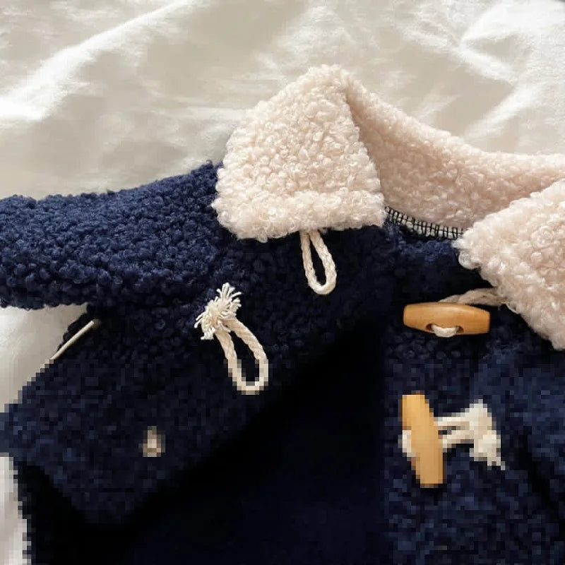 Manteau chaud pour petit chien bleu marine avec col en fausse fourrure crème de Oscar et Plume