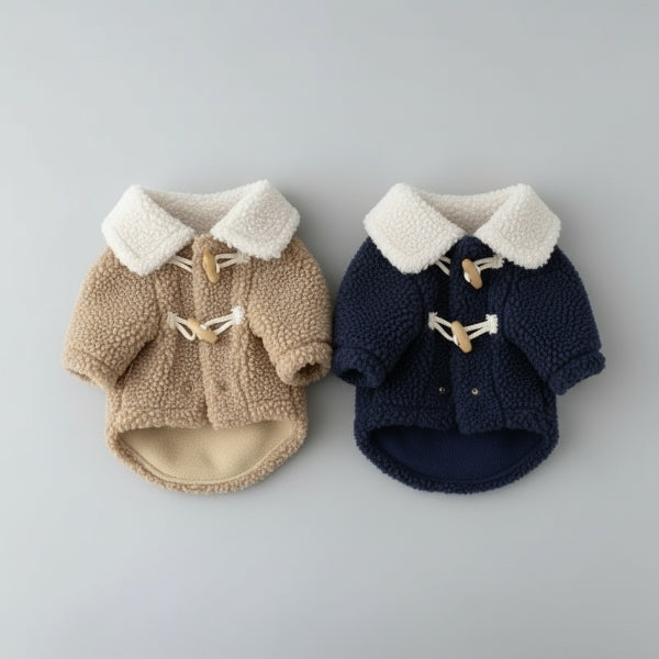 Deux manteaux chauds pour petit chien en tissu pelucheux avec boutons en bois de la marque Oscar et Plume
