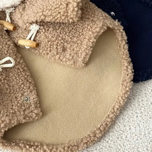 Manteau chaud pour petit chien en tissu bouclé beige avec boutons en bois Oscar et Plume