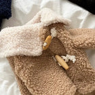 Manteau chaud pour petit chien en tissu bouclé beige avec capuche et boutons en bois