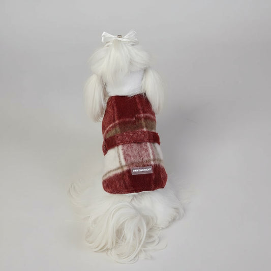 Petit chien blanc portant un manteau en laine pour chien rouge et beige à carreaux