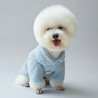 Manteau fausse fourrure petit chien de couleur bleue avec des boutons et un col chic