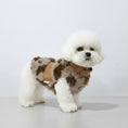 Charger l'image dans la visionneuse de la galerie, Manteau fausse fourrure pour petit chien Oscar et Plume avec design tendance pour garder votre animal au chaud
