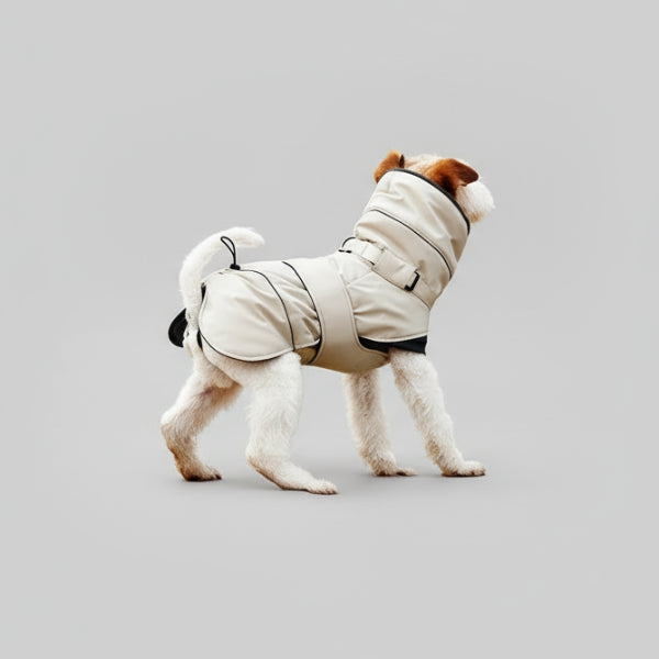 Manteau imperméable pour chien en beige, parfait pour les promenades sur la plage par temps humide
