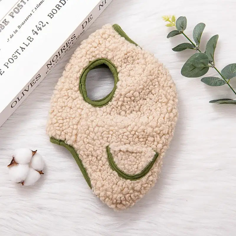 Manteau polaire pour chien en fausse fourrure beige avec col vert et ouverture pour harnais