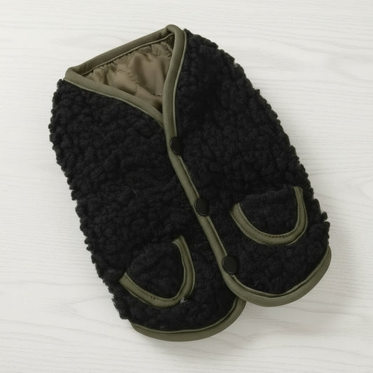 Manteau polaire pour chien noir avec poches et revers vert pour garder votre animal au chaud