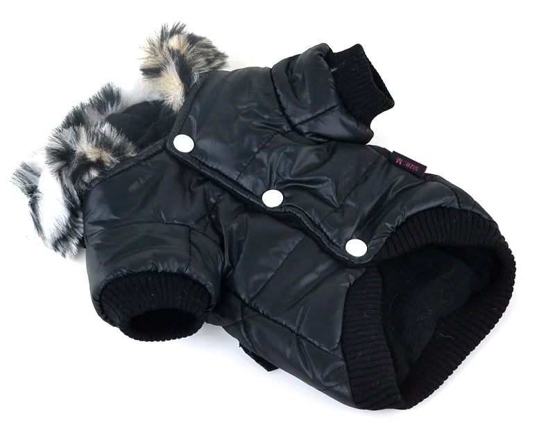 Manteau pour chien avec capuche en tissu matelassé noir et bordure en fausse fourrure par Oscar et Plume