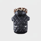 Manteau pour chien avec capuche en fausse fourrure léopard noir matelassé par Oscar et Plume