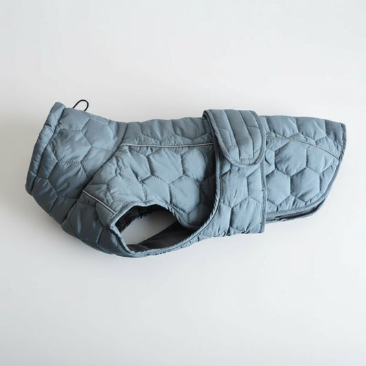 Manteau pour grand chien gris matelassé avec fermeture velcro offert par Oscar et Plume