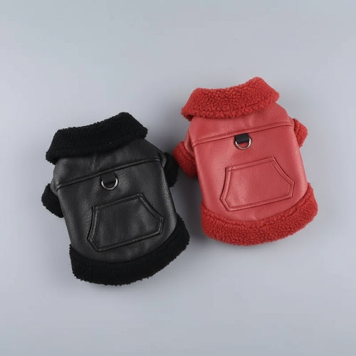 Deux manteaux pour petit chien en fausse fourrure, un noir et un rouge, avec anneau pour laisse