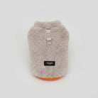 Manteau pour petit chien en tissu pelucheux gris avec boucle pour harnais de la marque Oscar et Plume