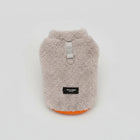 Manteau pour petit chien en tissu pelucheux gris avec boucle pour harnais de la marque Oscar et Plume