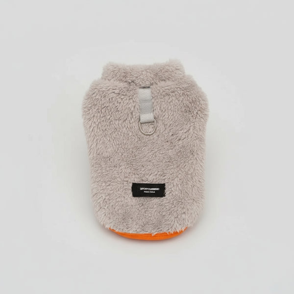 Manteau pour petit chien en tissu pelucheux gris avec boucle pour harnais de la marque Oscar et Plume