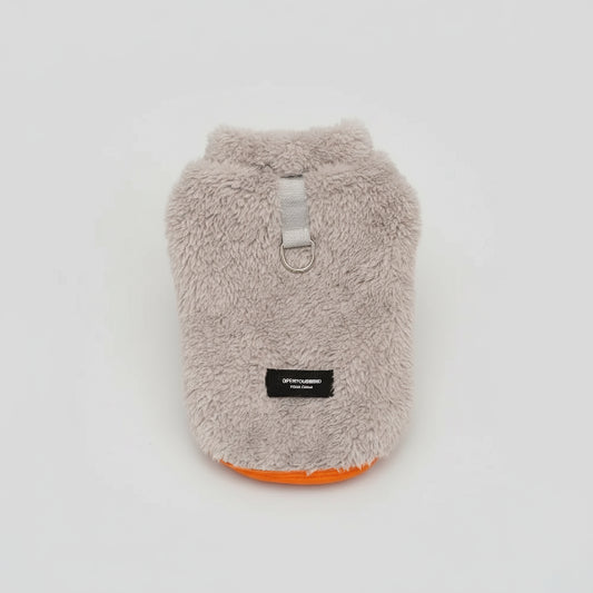 Manteau pour petit chien en tissu pelucheux gris avec boucle pour harnais de la marque Oscar et Plume